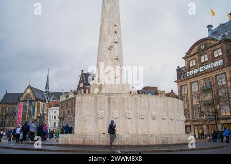 Der Dome Square in Amsterdam verkörpert historischen Charme und architektonische Schönheit mit seinem ikonischen Kuppelgebäude und seiner lebhaften Atmosphäre. Stockfoto