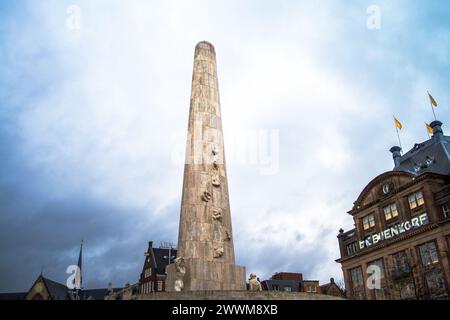 Der Dome Square in Amsterdam verkörpert historischen Charme und architektonische Schönheit mit seinem ikonischen Kuppelgebäude und seiner lebhaften Atmosphäre. Stockfoto