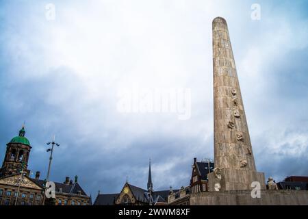 Der Dome Square in Amsterdam verkörpert historischen Charme und architektonische Schönheit mit seinem ikonischen Kuppelgebäude und seiner lebhaften Atmosphäre. Stockfoto