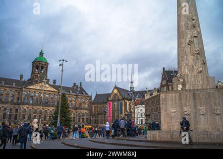 Der Dome Square in Amsterdam verkörpert historischen Charme und architektonische Schönheit mit seinem ikonischen Kuppelgebäude und seiner lebhaften Atmosphäre. Stockfoto