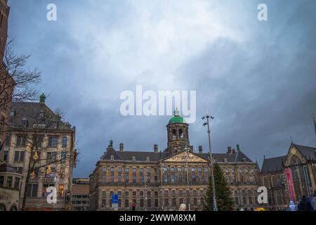 Der Dome Square in Amsterdam verkörpert historischen Charme und architektonische Schönheit mit seinem ikonischen Kuppelgebäude und seiner lebhaften Atmosphäre. Stockfoto