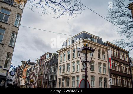 Die Straßen Amsterdams werden mit bezaubernden Gebäuden mit historischer niederländischer Architektur, lebhaften Fassaden und malerischen Kopfsteinpflasterstraßen zum Leben erweckt. Stockfoto