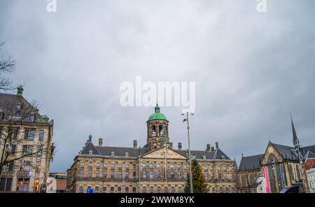 Die Straßen Amsterdams werden mit bezaubernden Gebäuden mit historischer niederländischer Architektur, lebhaften Fassaden und malerischen Kopfsteinpflasterstraßen zum Leben erweckt. Stockfoto