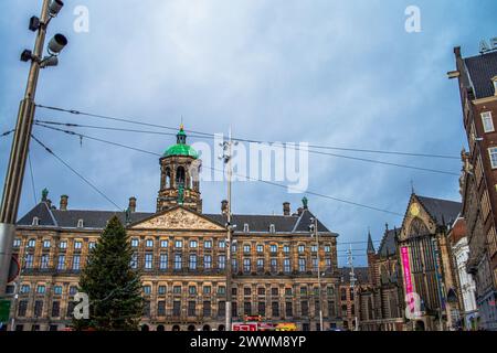 Der Dome Square in Amsterdam verkörpert historischen Charme und architektonische Schönheit mit seinem ikonischen Kuppelgebäude und seiner lebhaften Atmosphäre. Stockfoto