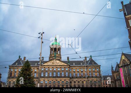 Der Dome Square in Amsterdam verkörpert historischen Charme und architektonische Schönheit mit seinem ikonischen Kuppelgebäude und seiner lebhaften Atmosphäre. Stockfoto