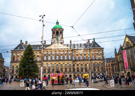 Der Dome Square in Amsterdam verkörpert historischen Charme und architektonische Schönheit mit seinem ikonischen Kuppelgebäude und seiner lebhaften Atmosphäre. Stockfoto