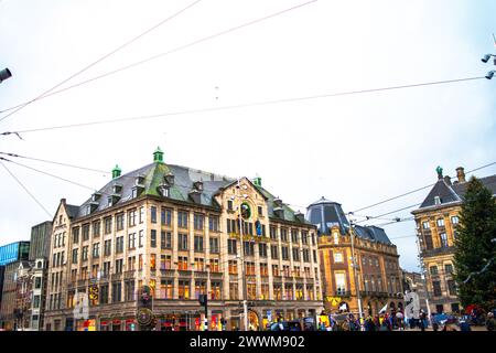 Der Dome Square in Amsterdam verkörpert historischen Charme und architektonische Schönheit mit seinem ikonischen Kuppelgebäude und seiner lebhaften Atmosphäre. Stockfoto