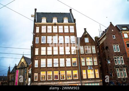 Der Dome Square in Amsterdam verkörpert historischen Charme und architektonische Schönheit mit seinem ikonischen Kuppelgebäude und seiner lebhaften Atmosphäre. Stockfoto