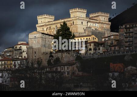 Ein Sonnenstrahl erleuchtet das majestätische Schloss Piccolomini der Grafen von Celano unter einem dramatischen Himmel. Celano, Provinz L'Aquila, Abruzzen, Ita Stockfoto