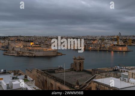 Panoramablick auf den Grand Harbor und die Bucht von Valletta, Malta, bei Sonnenaufgang Stockfoto