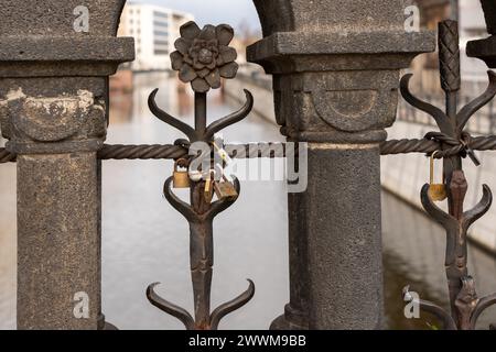 Lovers' Schlösser sind auf einer Brücke verschlossen. Vorhängeschlösser von Liebenden aus nächster Nähe Stockfoto