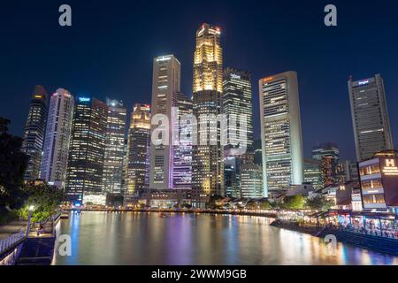 Boat Quay mit dem Singapore River und dem Finanzviertel in Singapur, während der abendlichen Atmosphäre Stockfoto