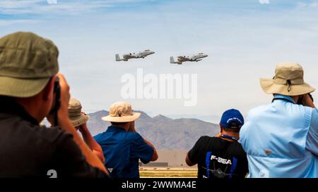 Zwei US-Luftwaffe A-10 Thunderbolt IIS, die dem A-10 Demonstrationsteam zugeordnet sind, treten während der Luke Days 2024 in einer Kampfwaffendemonstration auf Stockfoto