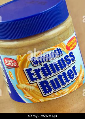 Hamburg, Deutschland - 12. März 2024: Deutsche Erdnussbutter Glatt Mister Choc Stockfoto