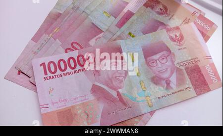 Währung von 100 Tausend Rupiah, die Staatswährung Indonesiens, 23. März 2021 Stockfoto