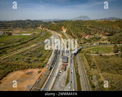 RENFE R-4 Zuglinien am Bahnhof Castellbisbal. Auch die Strecken der AVE (HSR) Barcelona - Madrid (Barcelona, Katalonien, Spanien) Stockfoto