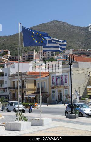 SAMOS, GRIECHENLAND-16. JUNI 2013: Griechische Nationalflagge und EU-Flagge fliegen in der Luft Stockfoto