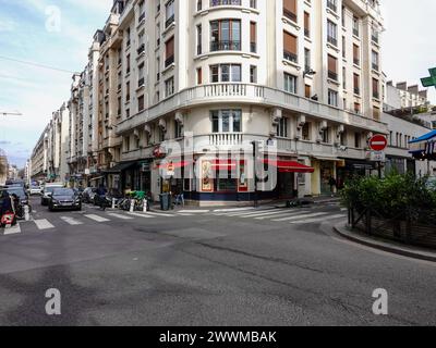 Straßenszene, Pariser Leben im 15. Arrondissement vor einer französischen Bäckerei, Boulangerie, Paris, Frankreich. Stockfoto