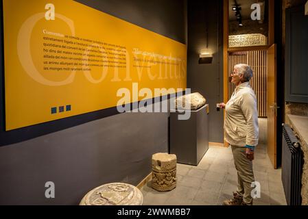 Einige Besucher des Cerdà-Museums, in dem die Geschichte des alten Klosters von Puigcerdà erklärt wird (Cerdanya, Girona, Spanien) Stockfoto