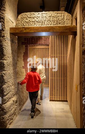 Einige Besucher des Cerdà-Museums, in dem die Geschichte des alten Klosters von Puigcerdà erklärt wird (Cerdanya, Girona, Spanien) Stockfoto