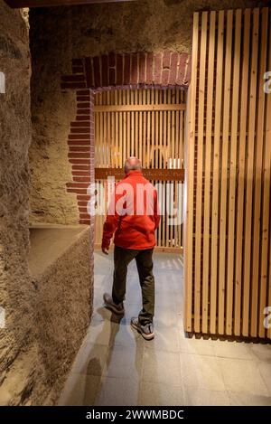 Einige Besucher des Cerdà-Museums, in dem die Geschichte des alten Klosters von Puigcerdà erklärt wird (Cerdanya, Girona, Spanien) Stockfoto