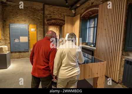 Einige Besucher des Cerdà-Museums, in dem die Geschichte des alten Klosters von Puigcerdà erklärt wird (Cerdanya, Girona, Spanien) Stockfoto