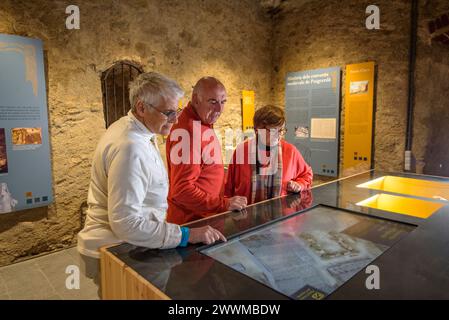 Einige Besucher des Cerdà-Museums, in dem die Geschichte des alten Klosters von Puigcerdà erklärt wird (Cerdanya, Girona, Spanien) Stockfoto