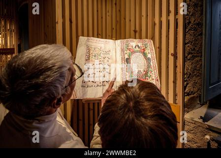 Einige Besucher des Cerdà-Museums, in dem die Geschichte des alten Klosters von Puigcerdà erklärt wird (Cerdanya, Girona, Spanien) Stockfoto