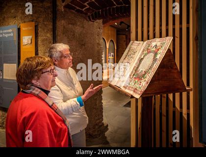 Einige Besucher des Cerdà-Museums, in dem die Geschichte des alten Klosters von Puigcerdà erklärt wird (Cerdanya, Girona, Spanien) Stockfoto