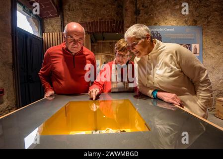 Einige Besucher des Cerdà-Museums, in dem die Geschichte des alten Klosters von Puigcerdà erklärt wird (Cerdanya, Girona, Spanien) Stockfoto
