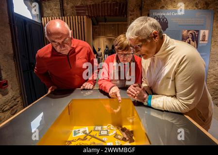 Einige Besucher des Cerdà-Museums, in dem die Geschichte des alten Klosters von Puigcerdà erklärt wird (Cerdanya, Girona, Spanien) Stockfoto
