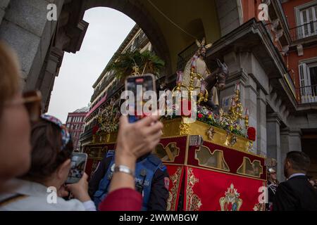 Madrid, Spanien. März 2024. Prozession mit der Statue Jesu und des Esels beim Betreten der Plaza Mayor von Madrid, während der Prozession Jesu und des Esels der Bruderschaft der Nazarener unseres Vaters Jesús del Amor, während seiner Reise durch die Straßen von Madrid. Die traditionellen Prozessionen werden am Palmensonntag gefeiert, dem Tag des Eintritts Jesu von Nazareth nach Jerusalem. Quelle: SOPA Images Limited/Alamy Live News Stockfoto