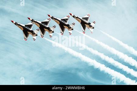 Die F-16 Fighting Falcons der US Air Force, die dem Demonstrationsteam der US Air Force, den „Thunderbirds“, zugeordnet sind, Stockfoto
