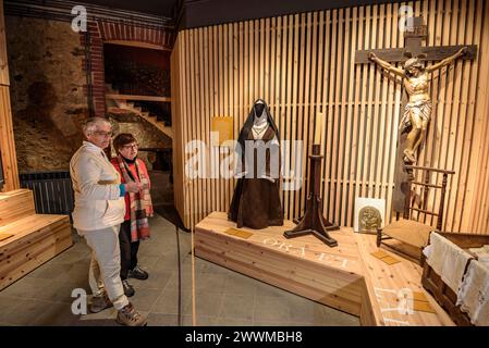 Einige Besucher des Cerdà-Museums, in dem die Geschichte des alten Klosters von Puigcerdà erklärt wird (Cerdanya, Girona, Spanien) Stockfoto