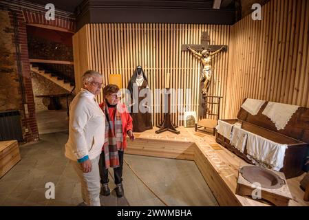Einige Besucher des Cerdà-Museums, in dem die Geschichte des alten Klosters von Puigcerdà erklärt wird (Cerdanya, Girona, Spanien) Stockfoto