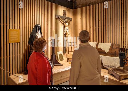 Einige Besucher des Cerdà-Museums, in dem die Geschichte des alten Klosters von Puigcerdà erklärt wird (Cerdanya, Girona, Spanien) Stockfoto