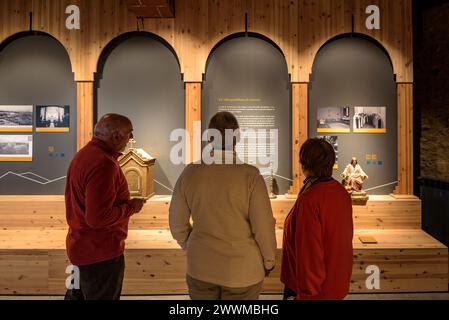 Einige Besucher des Cerdà-Museums, in dem die Geschichte des alten Klosters von Puigcerdà erklärt wird (Cerdanya, Girona, Spanien) Stockfoto