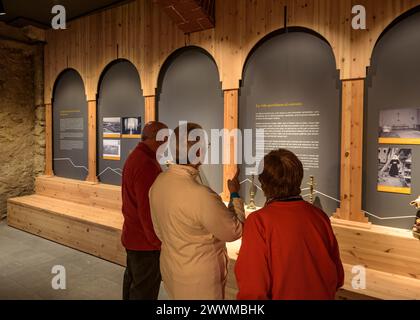 Einige Besucher des Cerdà-Museums, in dem die Geschichte des alten Klosters von Puigcerdà erklärt wird (Cerdanya, Girona, Spanien) Stockfoto