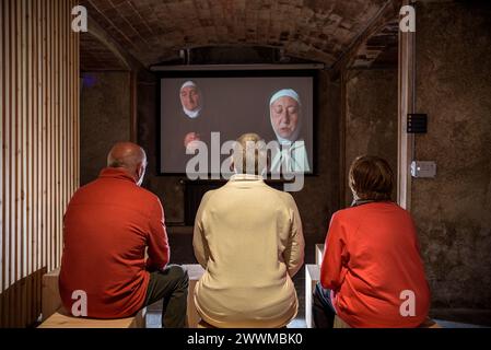Einige Besucher des Cerdà-Museums, in dem die Geschichte des alten Klosters von Puigcerdà erklärt wird (Cerdanya, Girona, Spanien) Stockfoto
