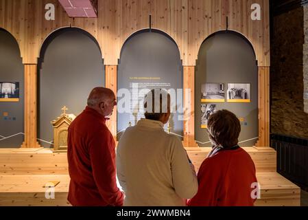 Einige Besucher des Cerdà-Museums, in dem die Geschichte des alten Klosters von Puigcerdà erklärt wird (Cerdanya, Girona, Spanien) Stockfoto