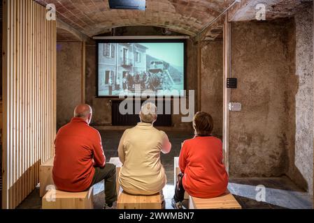 Einige Besucher des Cerdà-Museums, in dem die Geschichte des alten Klosters von Puigcerdà erklärt wird (Cerdanya, Girona, Spanien) Stockfoto