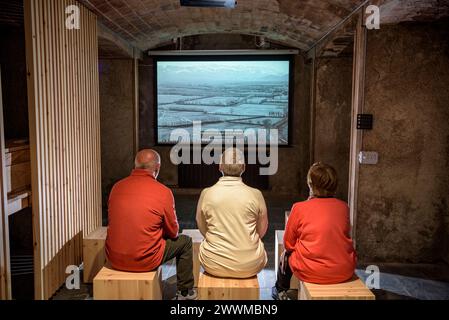 Einige Besucher des Cerdà-Museums, in dem die Geschichte des alten Klosters von Puigcerdà erklärt wird (Cerdanya, Girona, Spanien) Stockfoto