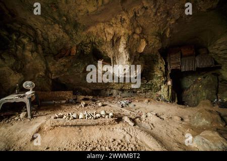 Kete Kesu oder Ke'te Kesu ist ein Toraja Dorf in Toraja Utara, Höhlen, Toms und Skelette Stockfoto