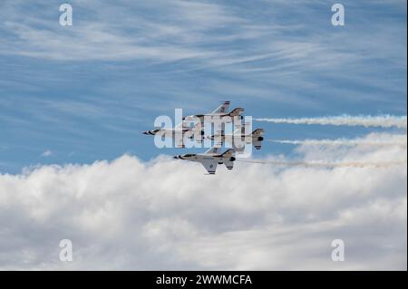 F-16 Fighting Falcons der US Air Force, die dem Demonstrationsteam der US Air Force, den „Thunderbirds“, zugeordnet sind. Stockfoto