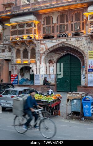 Indien, Jaipur, Kishanpole Bazar Road, Maharajas Girls Highschool, erste staatliche Mädchenschule in Britisch-Indien in Jaipur Stockfoto