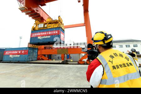 NANTONG, CHINA - 24. MÄRZ 2024 - der erste Spezialzug, der mit 45 Ladungen von 90 Containern russischen Sonnenblumenrohöls beladen ist, kommt am Hai ' Stockfoto