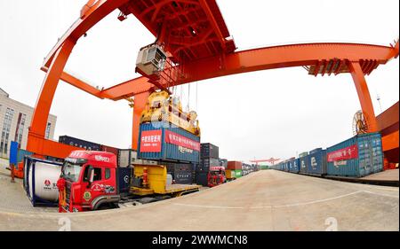 NANTONG, CHINA - 24. MÄRZ 2024 - der erste Spezialzug, der mit 45 Ladungen von 90 Containern russischen Sonnenblumenrohöls beladen ist, kommt in Haian an Stockfoto