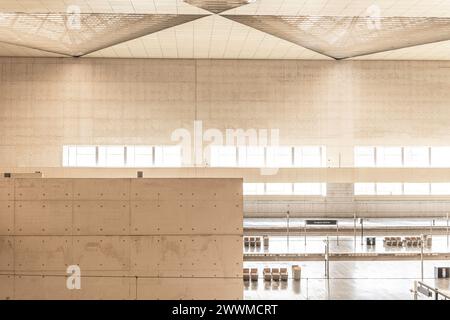 Ein großes, leeres Zimmer mit vielen Fenstern und vielen weißen Wänden. Das Zimmer ist leer und hat ein sehr sauberes, minimalistisches Aussehen. Zaragossa Bahnhof Stockfoto