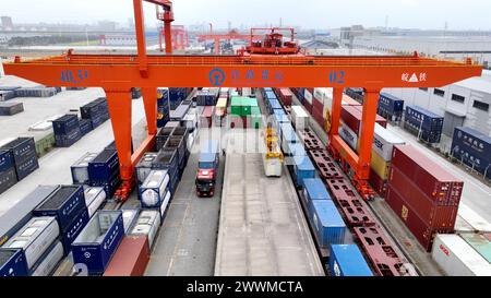 NANTONG, CHINA - 24. MÄRZ 2024 - der erste Spezialzug, der mit 45 Ladungen von 90 Containern russischen Sonnenblumenrohöls beladen ist, kommt am Hai ' Stockfoto