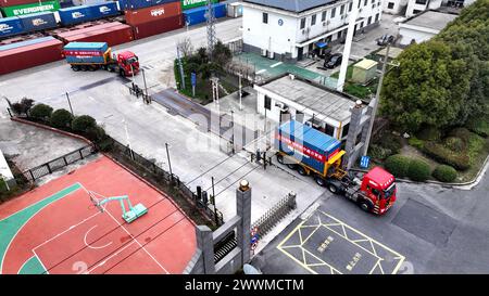 NANTONG, CHINA - 24. MÄRZ 2024 - der erste Spezialzug, der mit 45 Ladungen von 90 Containern russischen Sonnenblumenrohöls beladen ist, kommt in Haian an Stockfoto